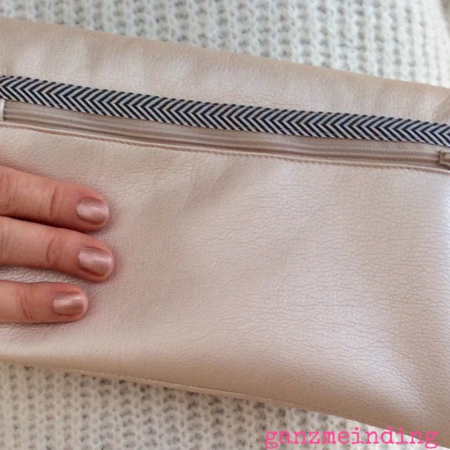 Clutch in Hand rückseite