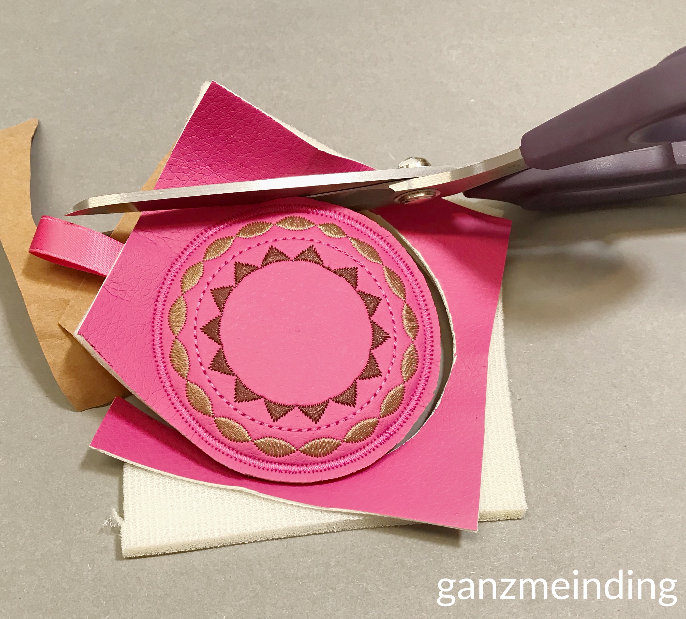 ganzmeinding: Free Tutorial Taschenbaumler Kreisstickapparat Bernina 24