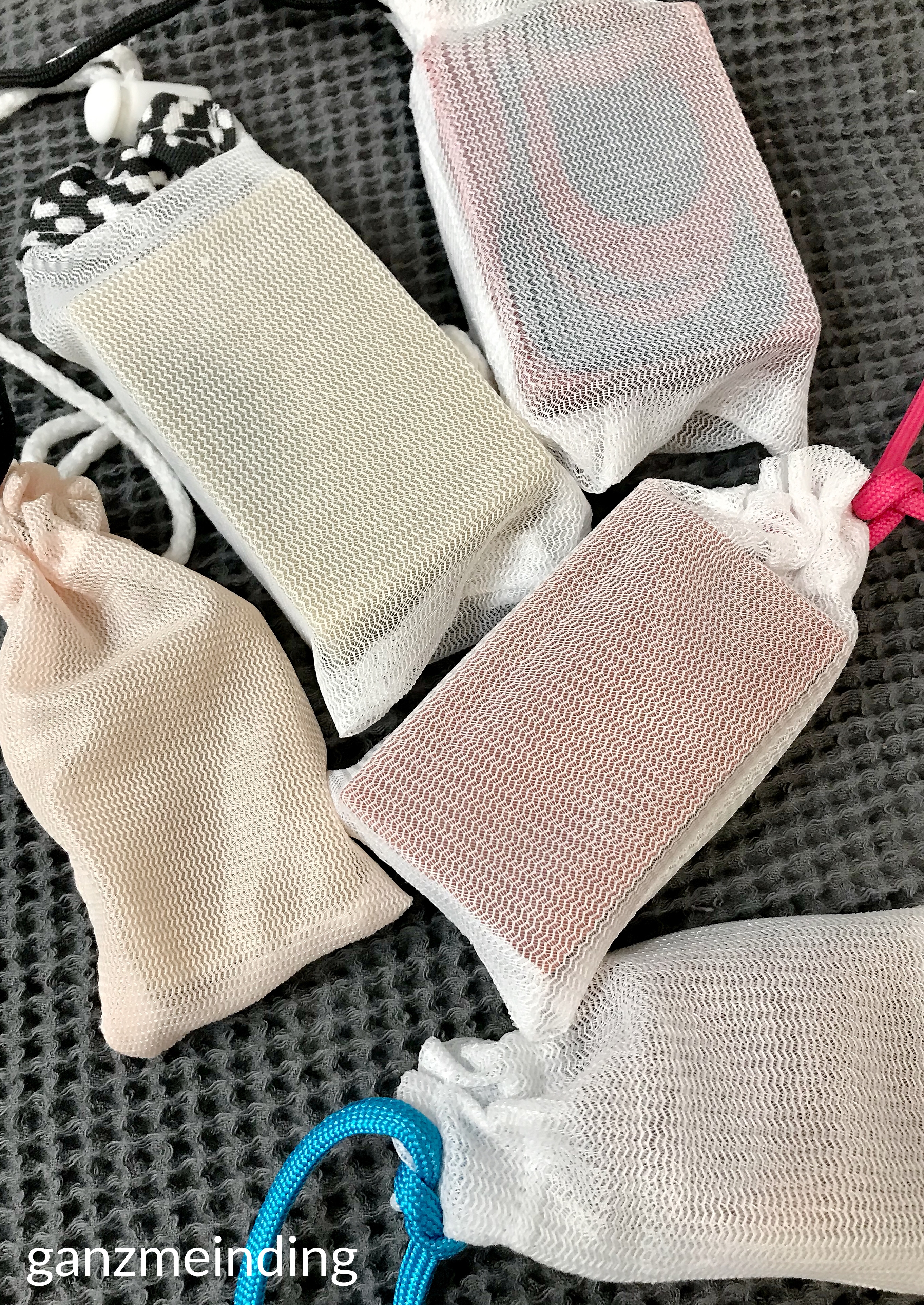 ganzmeinding: gratis Tutorial Seifensäckchen nähen, Seifen Haused Wolf 06