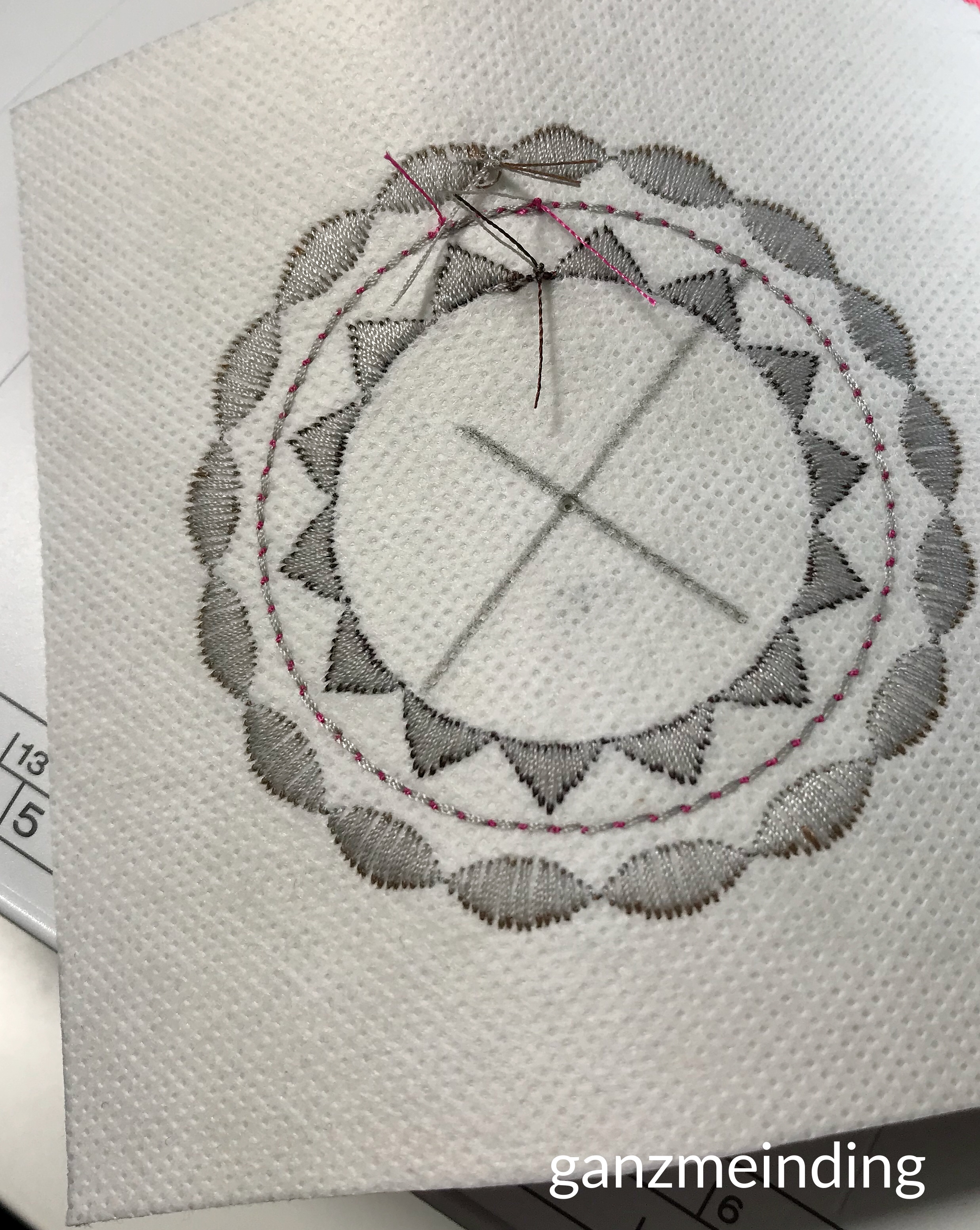 ganzmeinding: Free Tutorial Taschenbaumler Kreisstickapparat Bernina 17