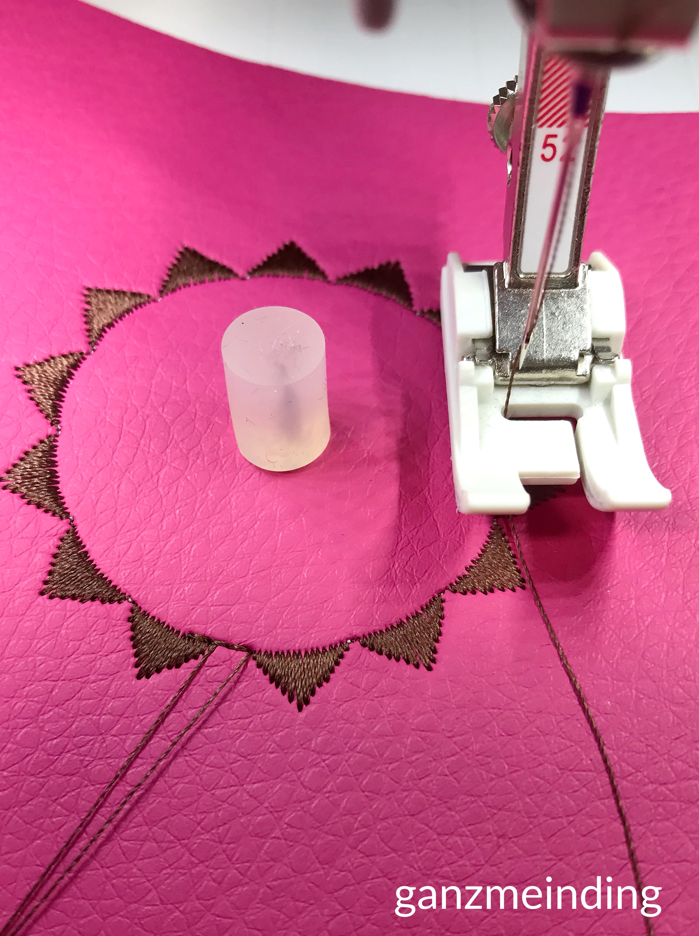 ganzmeinding: Free Tutorial Taschenbaumler Kreisstickapparat Bernina 14