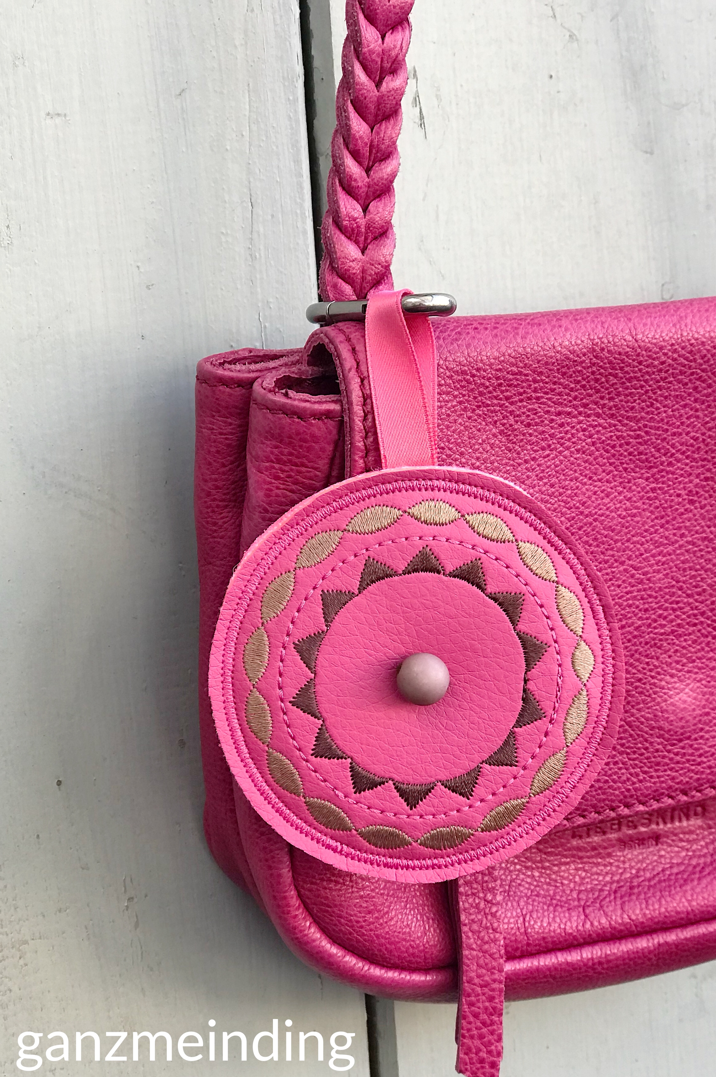 ganzmeinding: Free Tutorial Taschenbaumler Kreisstickapparat Bernina 33