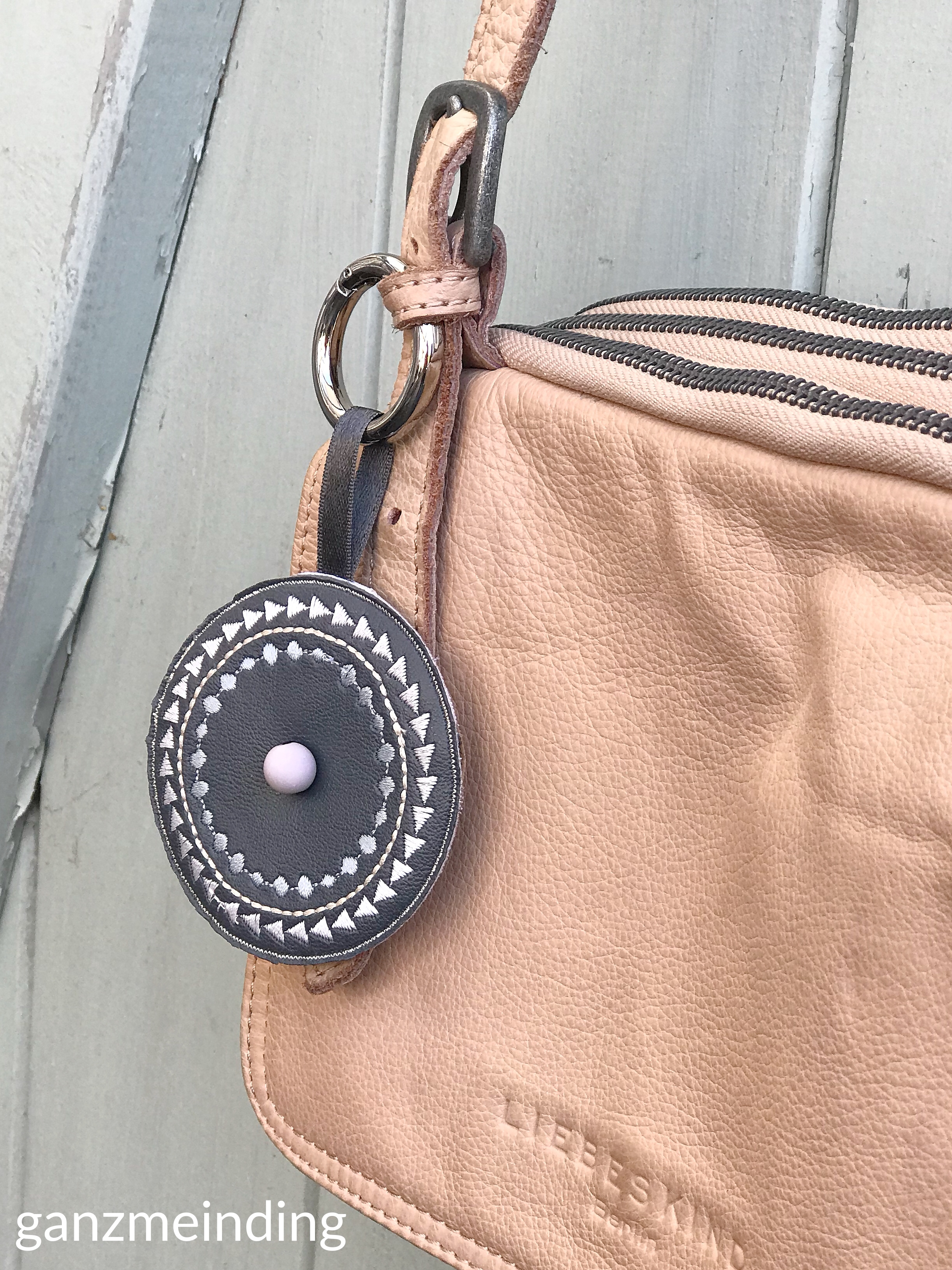 ganzmeinding: Free Tutorial Taschenbaumler Kreisstickapparat Bernina 34