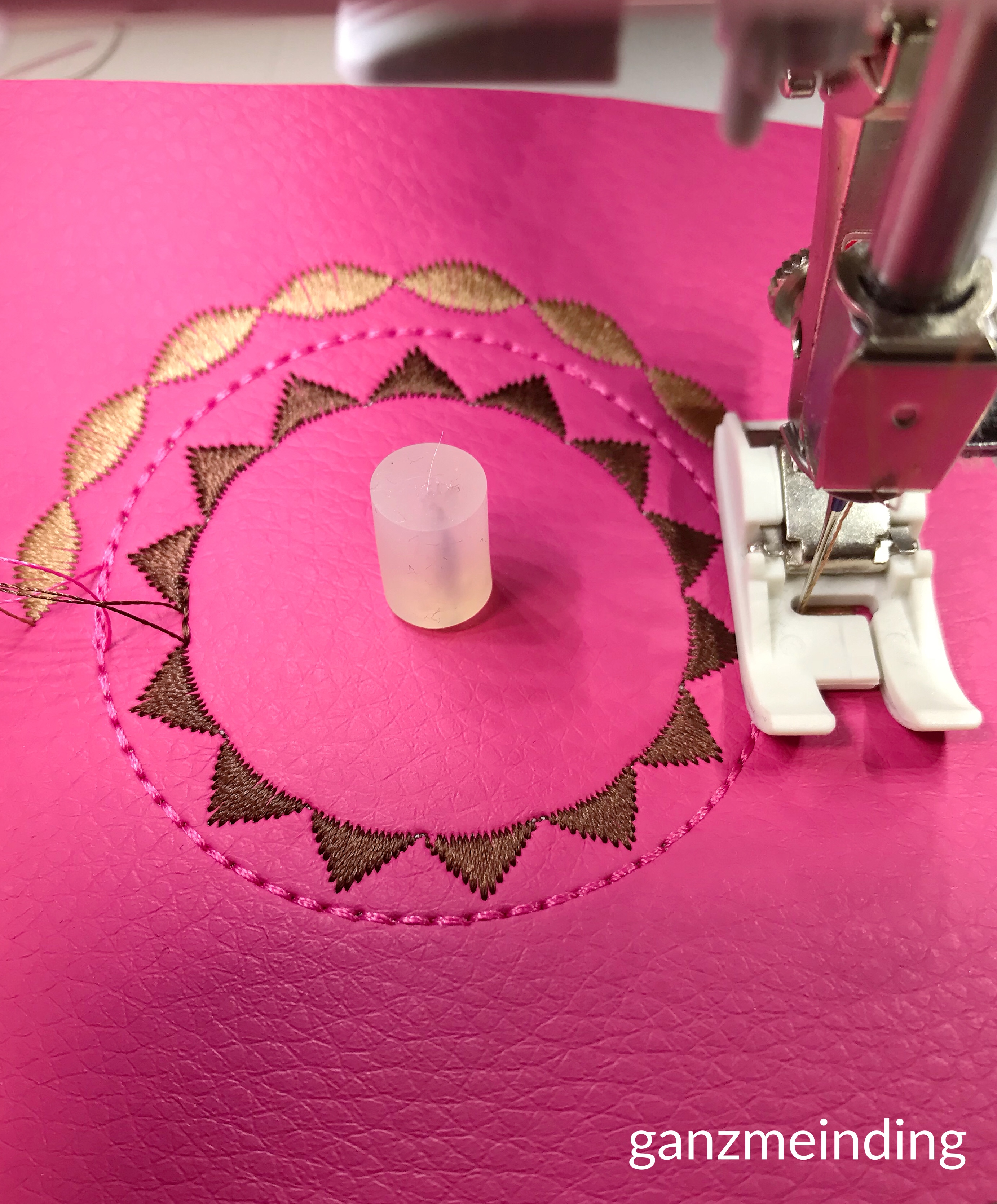 ganzmeinding: Free Tutorial Taschenbaumler Kreisstickapparat Bernina 15