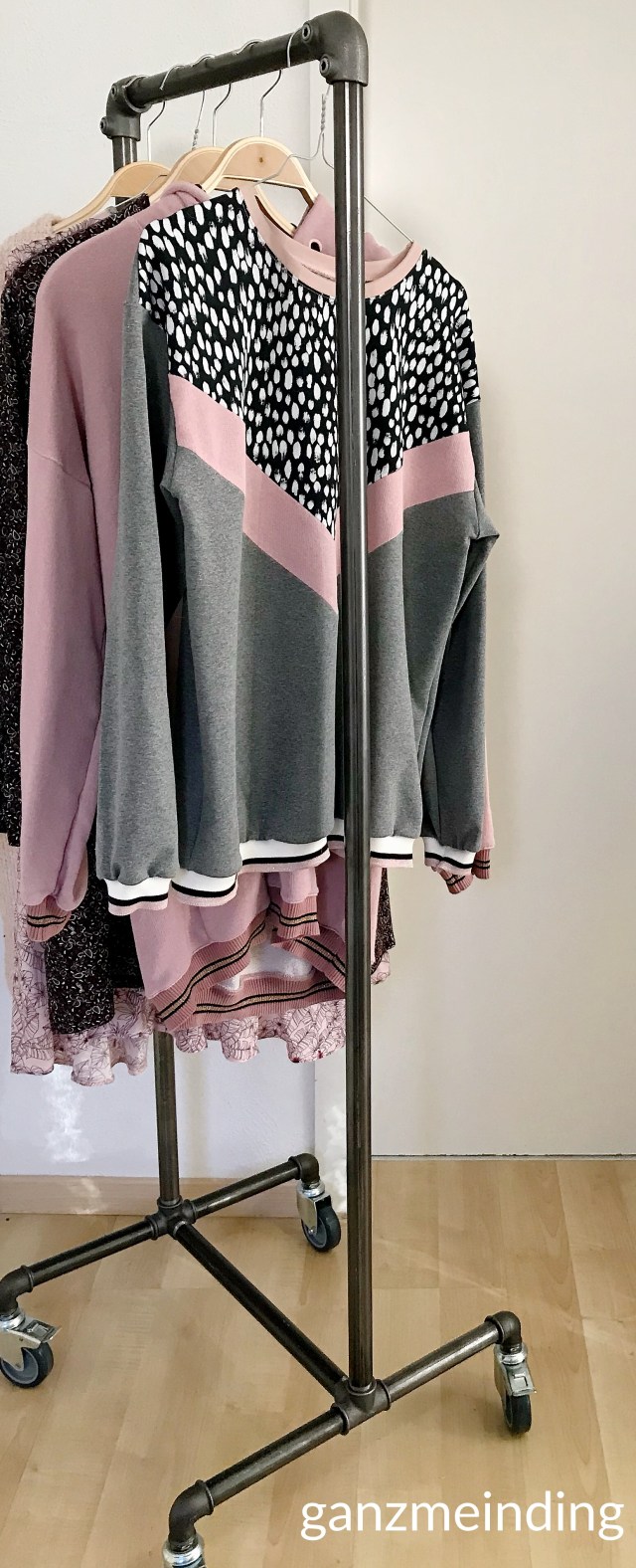 ganzmeinding: Frau Luise Hedi näht, Kleiderständer von Ziito 09