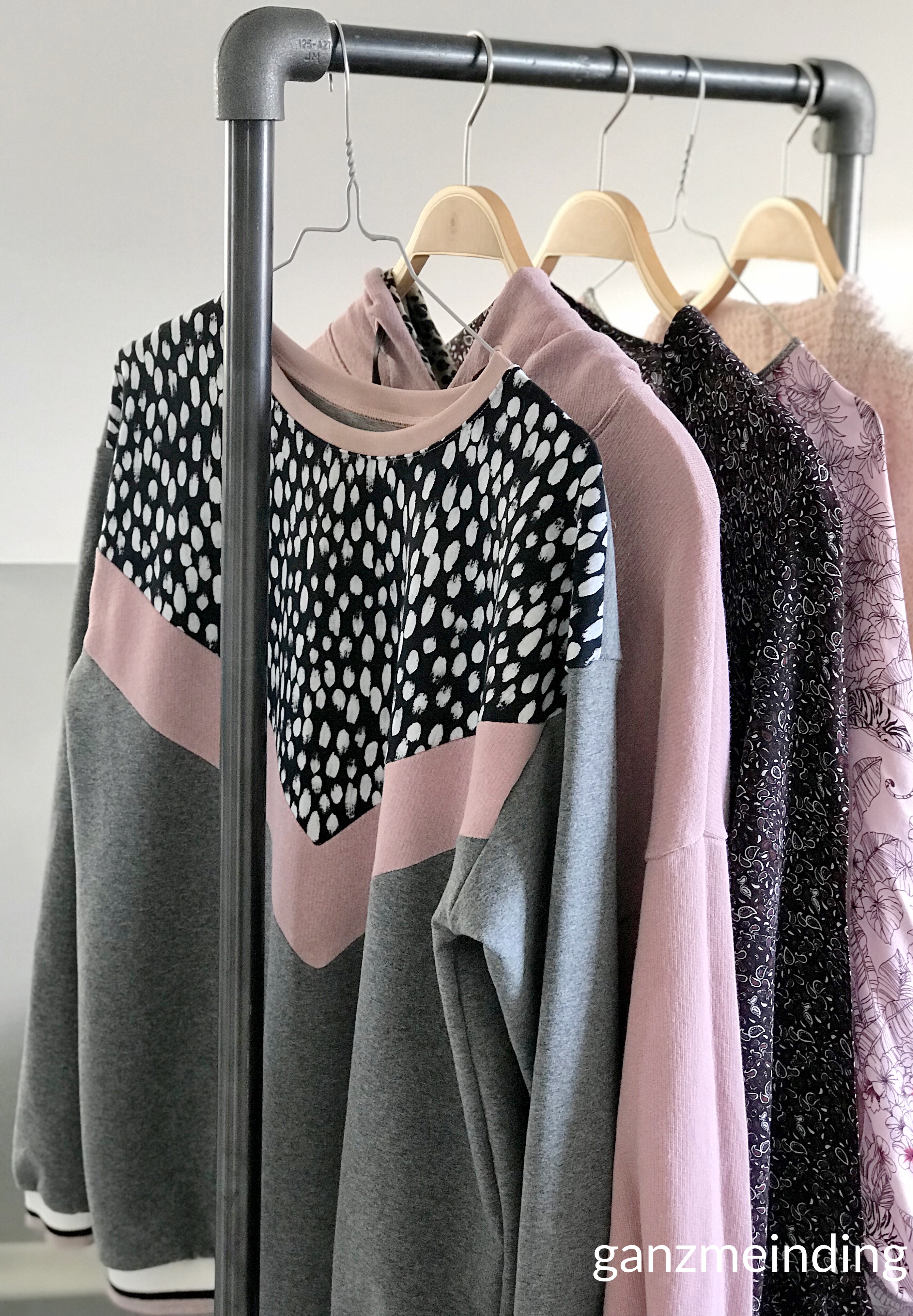 ganzmeinding: Frau Luise Hedi näht, Kleiderständer von Ziito 01