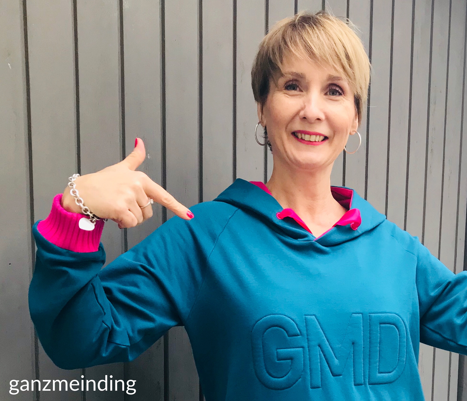 ganzmeinding: Hoodie mit 3D-Schriftzug Mix and Match Ki-ba-doo 01